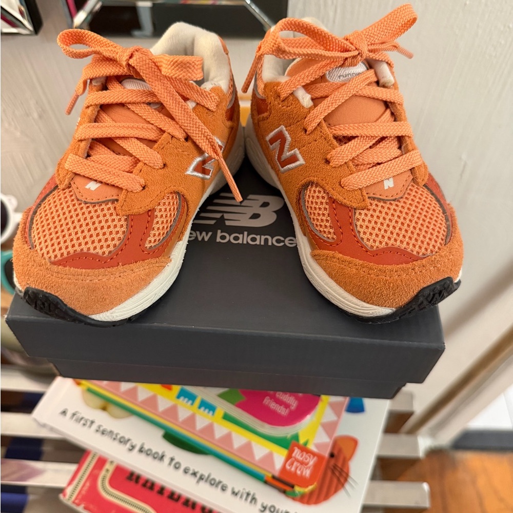 New Balance Kids - Brown Orange Sneakers size 5W - Picture 2 of 9